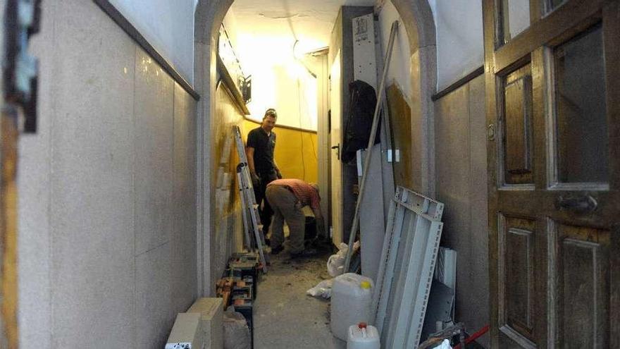 Obras para instalar un ascensor en un edificio.