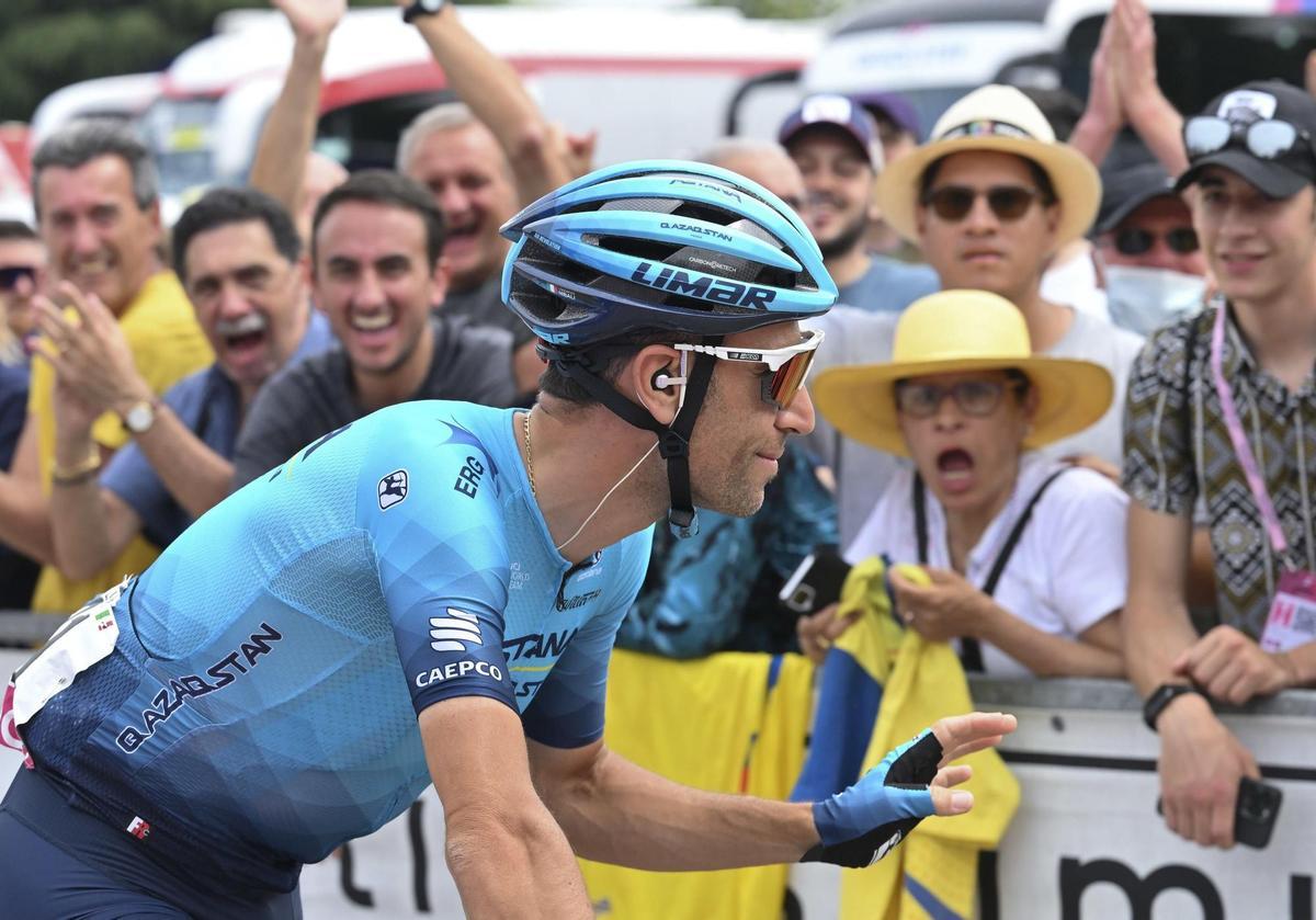 Rivarolo Canavese (Italy), 22/05/2022.- Italian rider Vincenzo Nibali of Astana Qazaqstan team greets spectators at the start of fifteenth stage of 105th Giro d’Italia cycling race, over 177 km from Rivarolo Canavese to Cogne, Italy, 22 May 2022. (Ciclismo, Italia) EFE/EPA/MAURIZIO BRAMBATTI