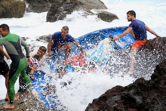 Cae al mar la Virgen de Caleta de Arriba