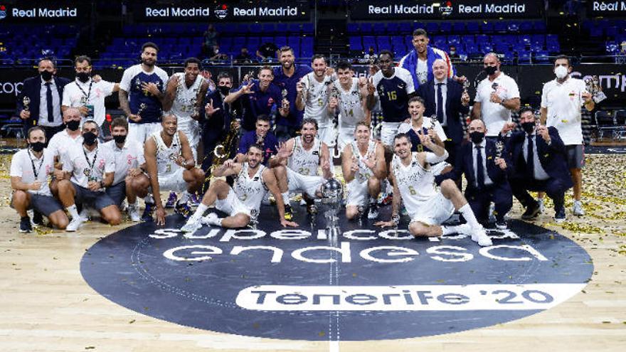 Los jugadores y técnicos del Real Madrid celebran el título logrado ayer en el Santiago Martín.