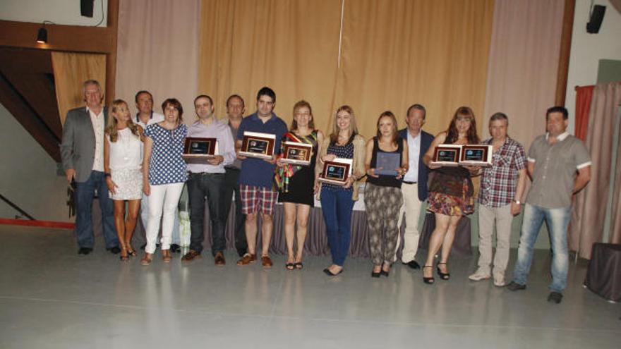 Los ganadores en el concurso de tapas muestran sus placas en presencia de hosteleros de la comarca.