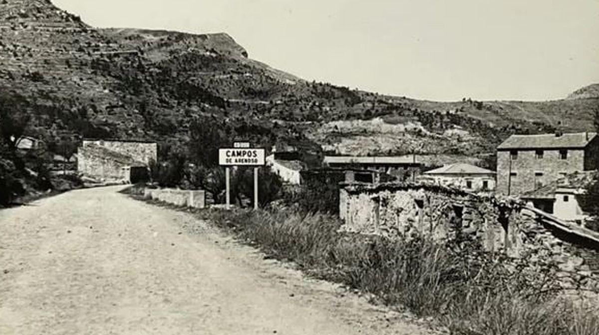 Foto antigua de la entrada a Cortes de Arenoso, con el cartel en primer plano