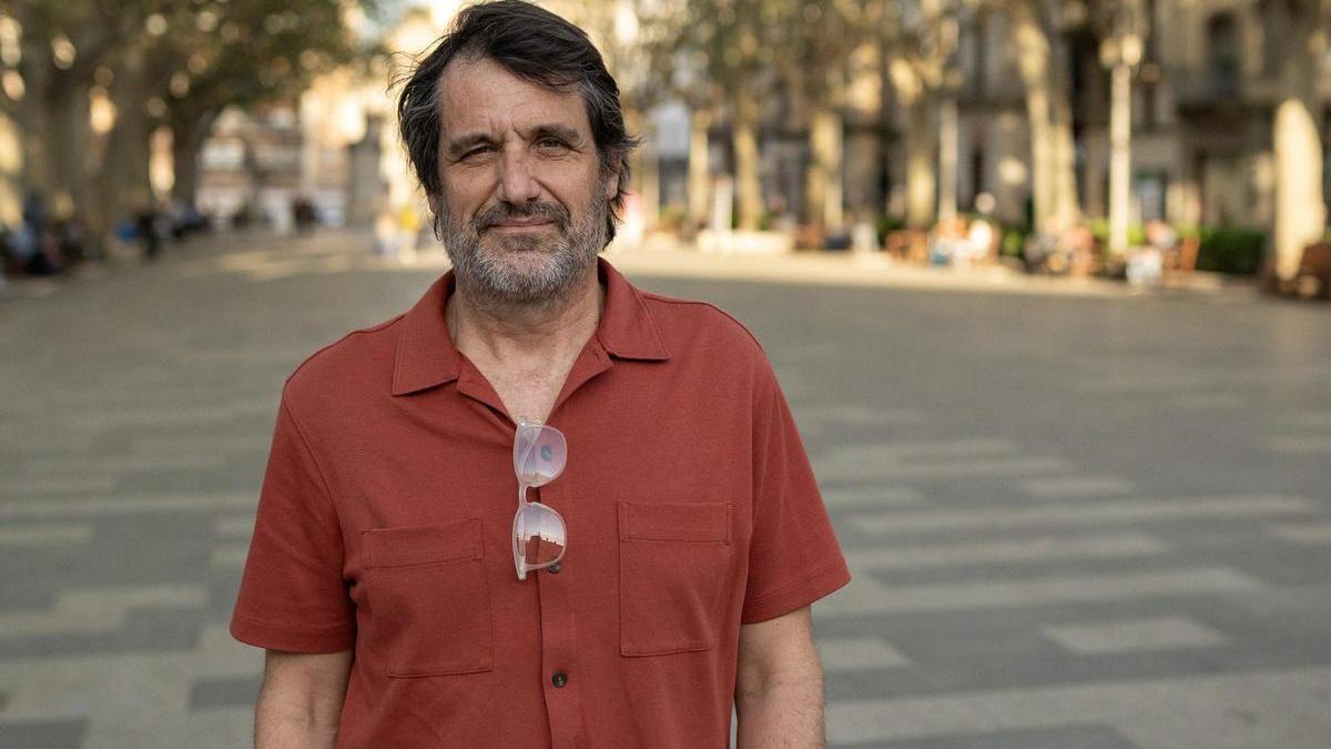 L'escriptor Marc Colell, fotografiat a la Rambla de Figueres.