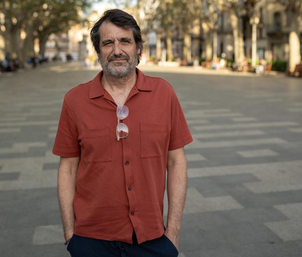 L'escriptor Marc Colell, fotografiat a la Rambla de Figueres.