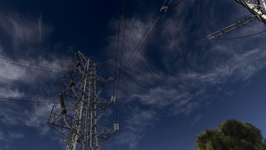 El precio de la luz vuelve a caer un 15,1% este viernes y ya baja de los 300 euros