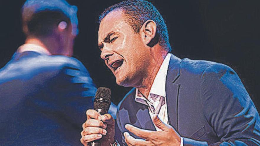 Pedro Manuel Afonso canta durante una de sus actuaciones.