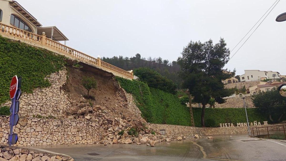 El derrumbe ha dejado colgada en el aire la terraza del chalé de la zona de la Cumbre del Sol