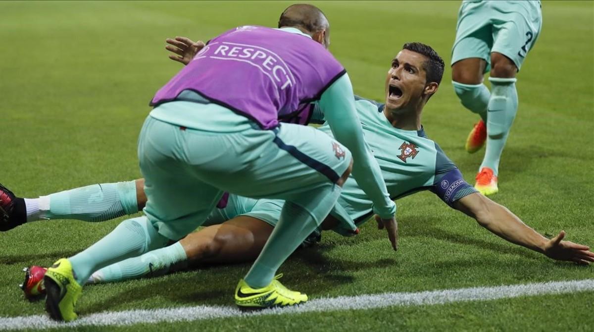 mdeluna34603960 portugal s cristiano ronaldo celebrates after scoring his si160707092006