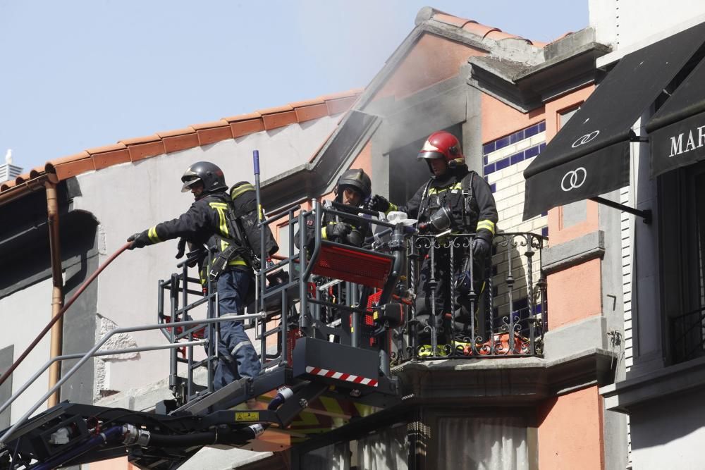 Incendio en un edificio de la calle Los Moros en Gijón