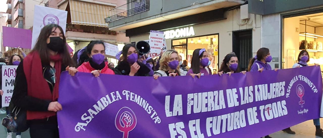 &quot;La fuerza de las mujeres es el futuro de todas&quot; ha sido el lema elegido para abrir la manifestación del 8M.