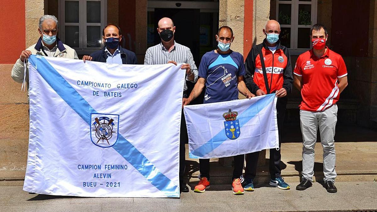 Participantes en la presentación del campeonato con una de las banderas. |  // FDV