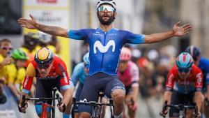 -FOTODELDÍA- Ginebra (Suiza), 30/04/2023.- El ciclista colombiano Fernando Gaviria Rendon (Movistar) vence en la quinta y última etapa del Tour de Romandía entre Vufflens-la-Ville y Ginebra.- EFE/VALENTIN FLAURAUD