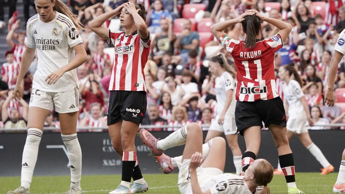 Las jugadoras del Athletic se lamentan de una casión fallida