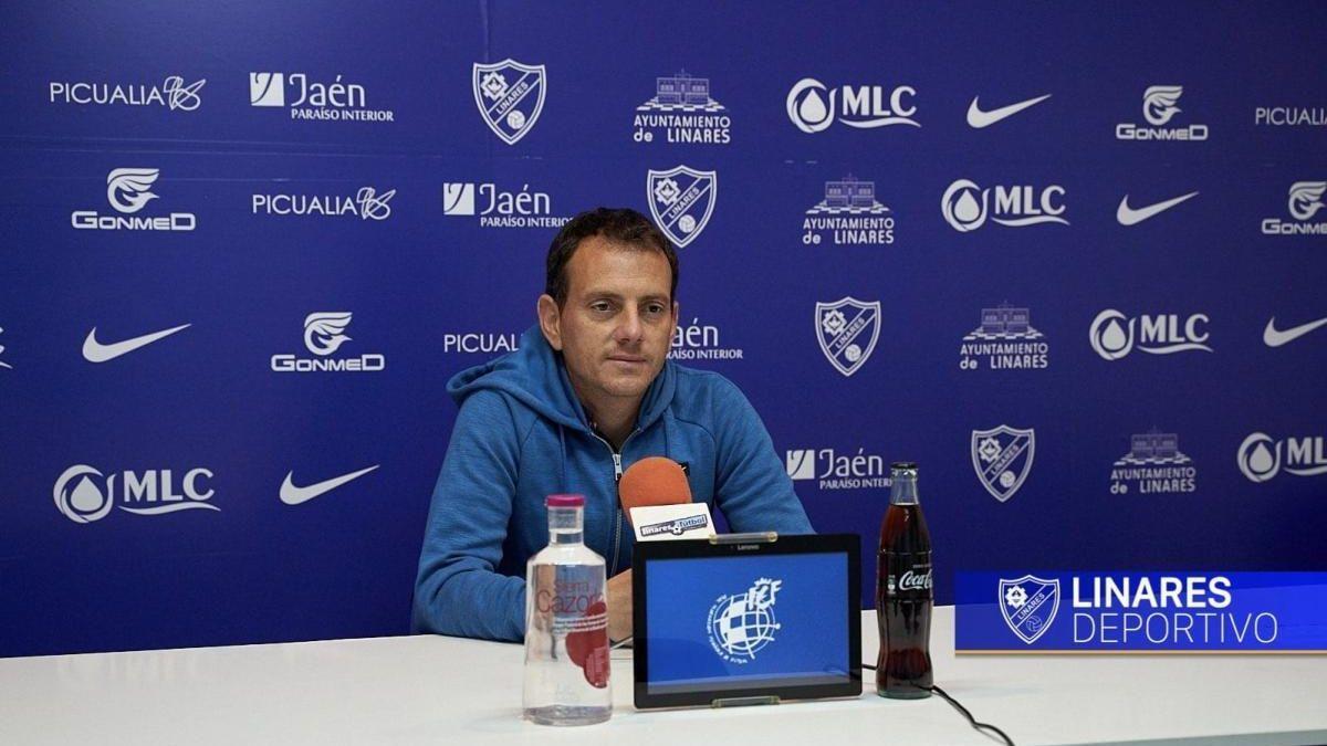 Alberto González, en una rueda de prensa como técnico del Linares Deportivo, la pasada temporada.