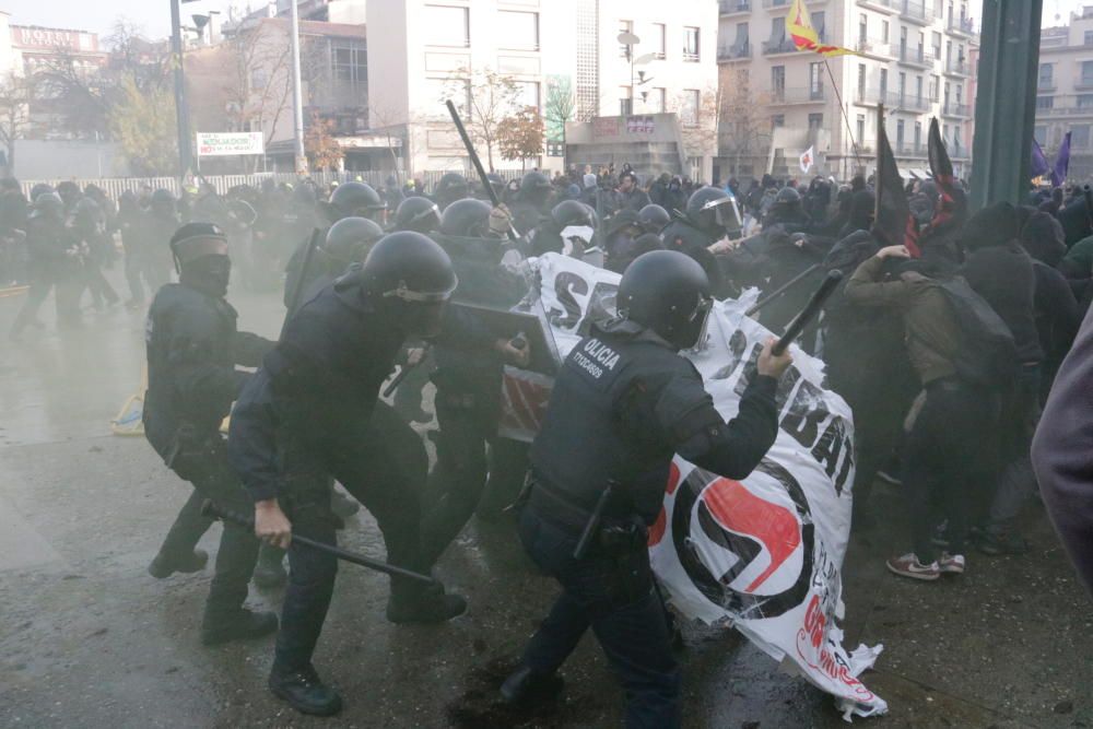 Manifestació contrària a l'acte de Borbonia a Girona pel Dia de la Constitució