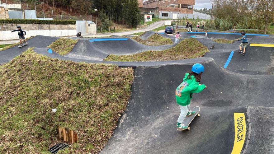 El nuevo ‘pumptrack’ de Nigrán recibe a sus primeros skaters.