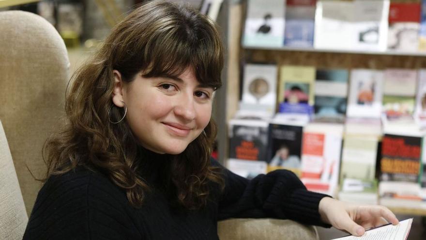 Die junge Autorin Joana Marcús in der Buchhandlung Rata Corner in Palma