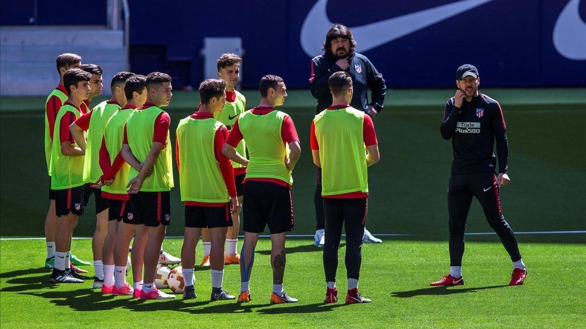 El entrenador del Atlético, Diego Simeone, da instrucciones a sus jugadores durante el entrenamiento de este lunes