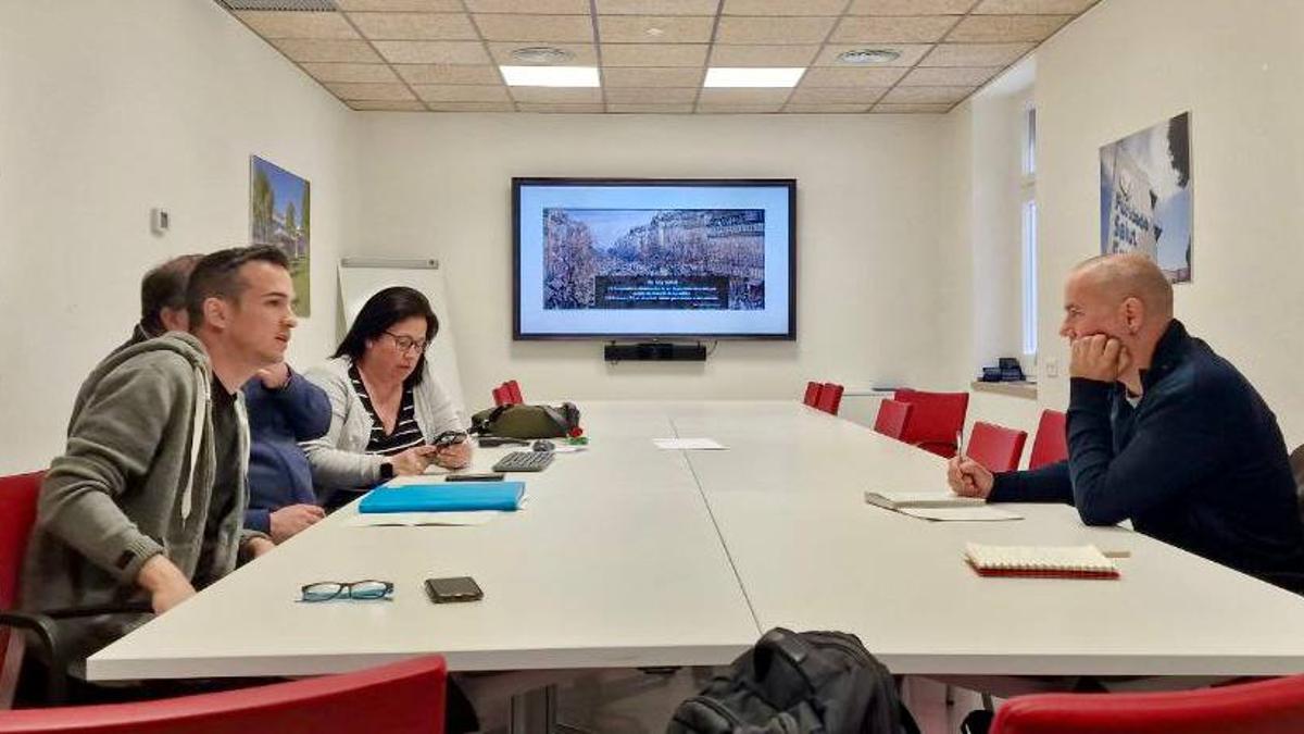 Eloi Badia, candidat de Comuns Sumar per Girona, amb representants de CCOO de l’Hospital de Figueres, del 17 d’abril.
