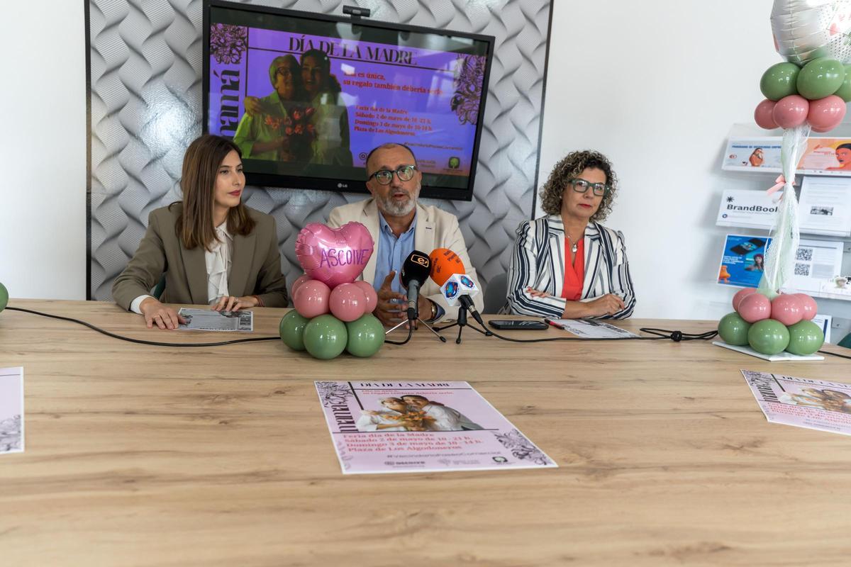 La concejala Verónica Suárez, el alcalde Francisco García y la presidenta de Ascoive, Trinidad Díaz.