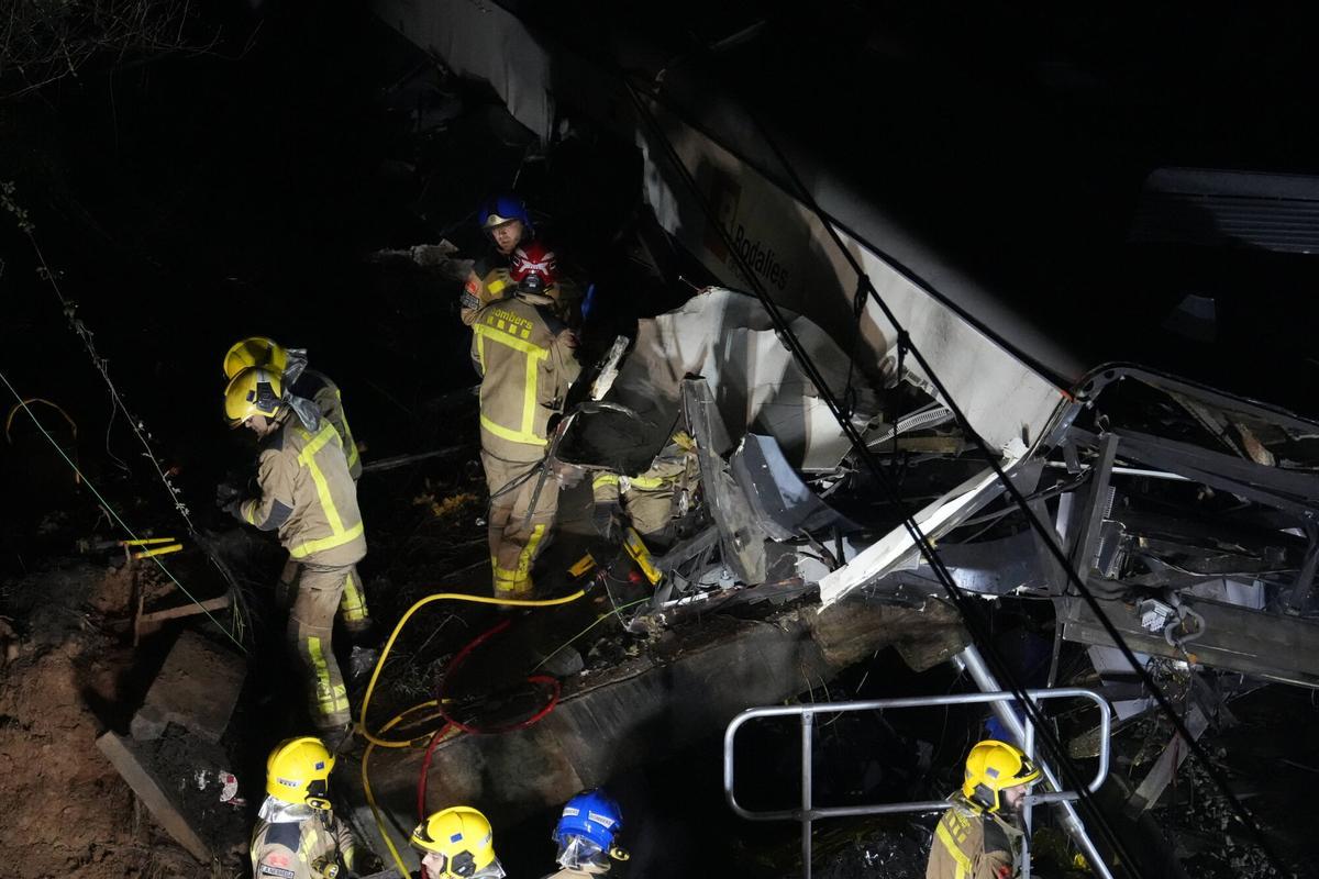 El accidente del tren de rodalies de la R4 en Gelida que ha descarrilado ha provocado un muerto, el maquinista del convoy, y cuatro heridos graves, así como 34 heridos de carácer más leve.