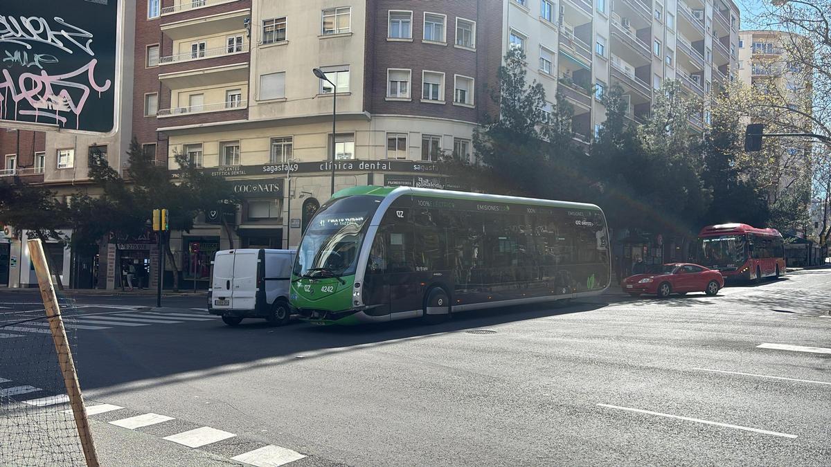 El accidente ha tenido lugar este domingo por la mañana en el cruce del paseo Sagasta y Camino de las Torres.
