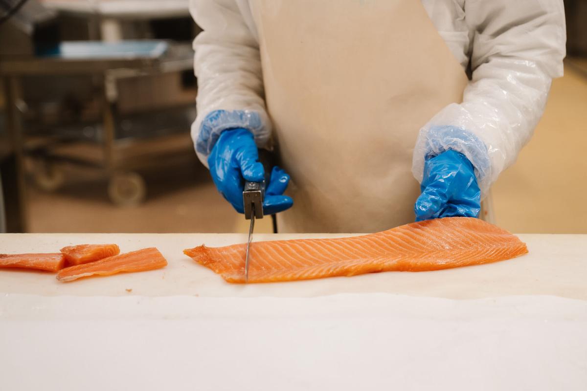El salmón ahumado, producto estrella de Ahumados Domínguez, se elabora siguiendo un proceso minucioso de principio a fin.