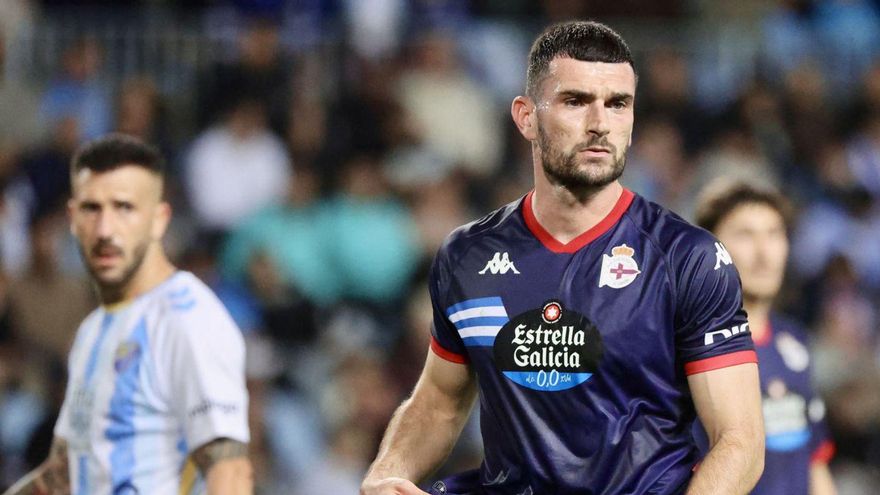Pablo Vázquez se agarra la camiseta durante el partido ante el Málaga. |