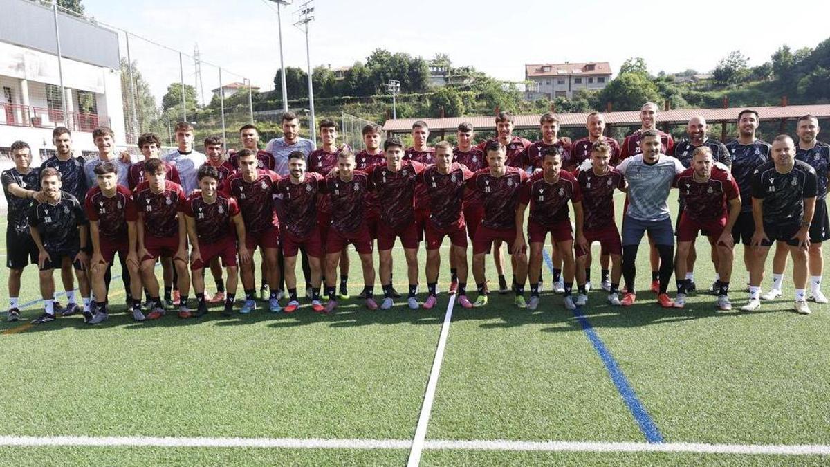 Foto de familia del Avilés antes de su primer entrenamiento en La Toba.