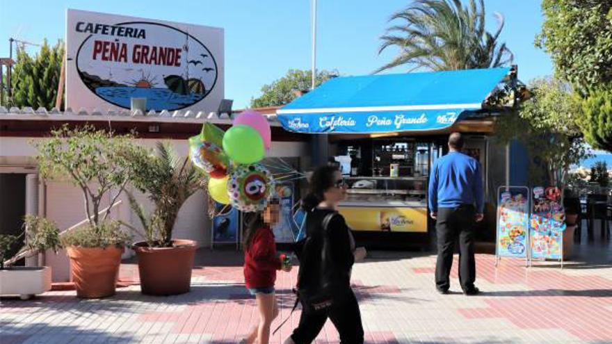 Unos visitantes pasean por la plaza de la avenida González Vicén, sobre la que se asienta el Peña Grande.