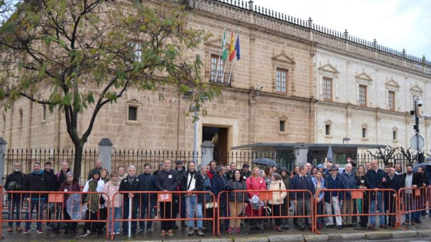 Campillos se concentra ante el Parlamento andaluz para defender la moratoria y planificación de macroplantas fotovoltaicas