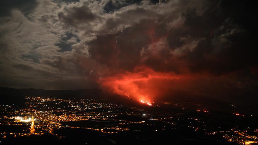 Avance de la colada de lava del volcán de La Palma desde la Montaña de La Laguna
