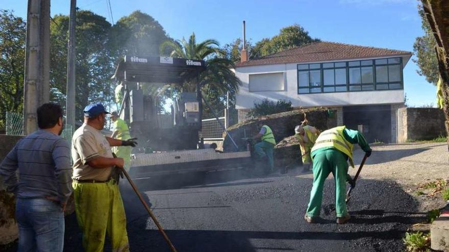 Comienzan las obras de mejora en una pista del lugar de O Souto, en Xaxán