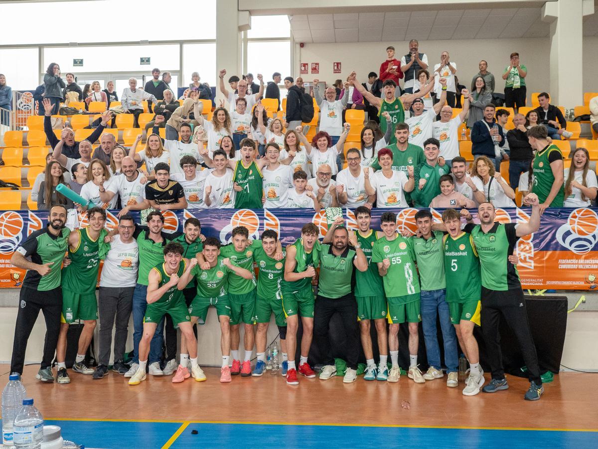 Los jugadores celebran con los seguidores desplazados a Ondara el subcampeonato y la clasificación.
