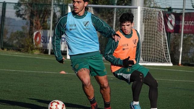 Samu Araújo, nuevo jugador del Coruxo, en un entrenamiento en el campo de Fragoselo.  | |  J.A.D.