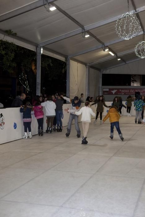 Langreo disfruta de su pista de hielo