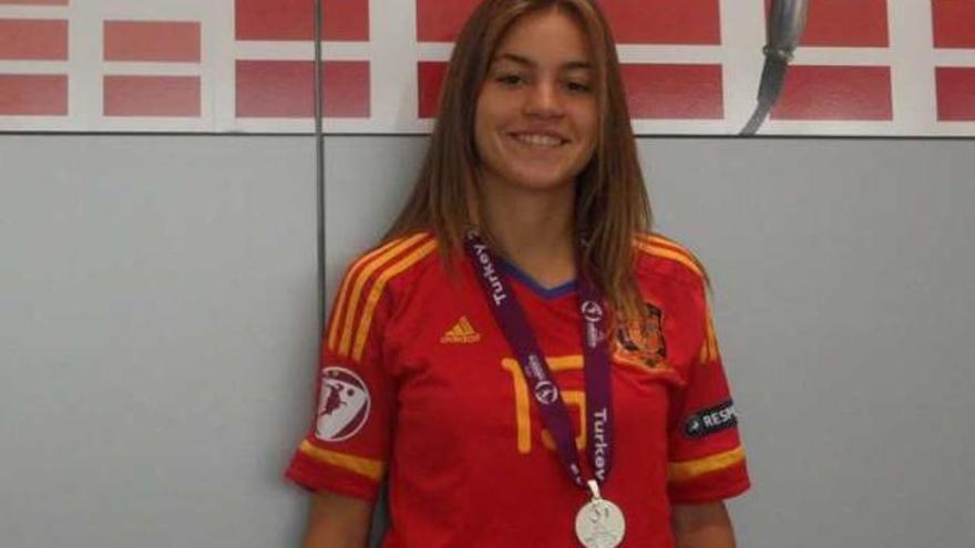 Nerea Pérez, con la camiseta de la selección española y la medalla de plata conseguida  V. F.