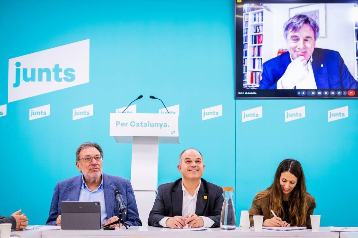 Carles Puigdemont, Jordi Turull, Judith Toronjo y Josep Lluís Cleries; durante la reunión celebrada en la sede de Junts