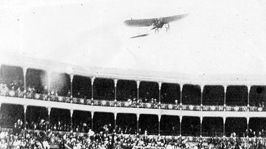 Garnier sobrevuela con su aeroplano el coso de El Bibio durante la corrida lidiada el 13 de agosto de 1911.