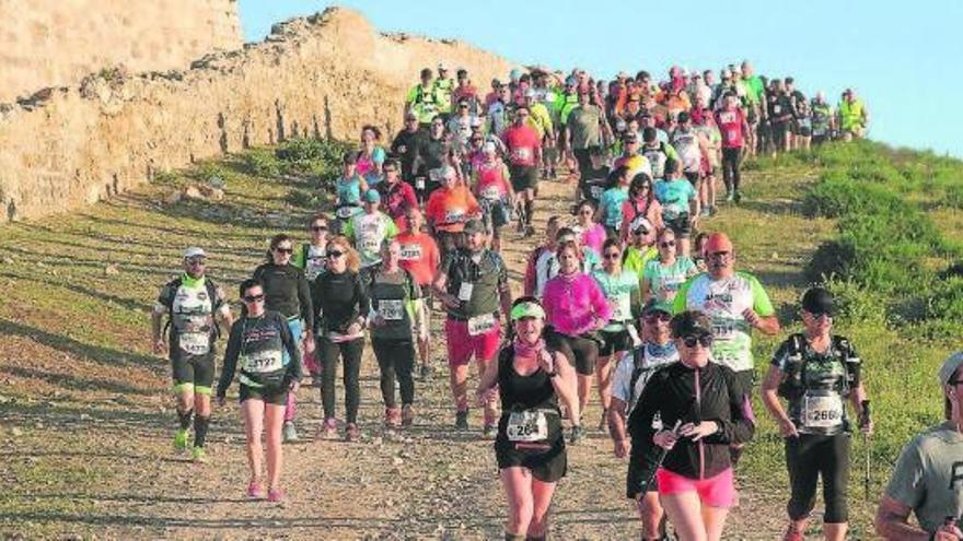 Participantes a su paso por el Castillo de los Moros