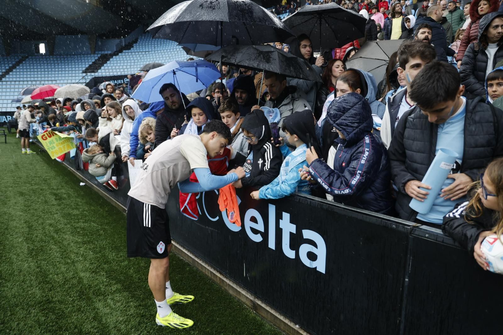 Cientos de aficionados disfrutan del entrenamiento del Celta en Balaídos