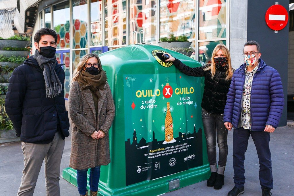 La alcaldesa, los concejales y el representante de Ecovidrio, ante uno de los contenedores de la campaña