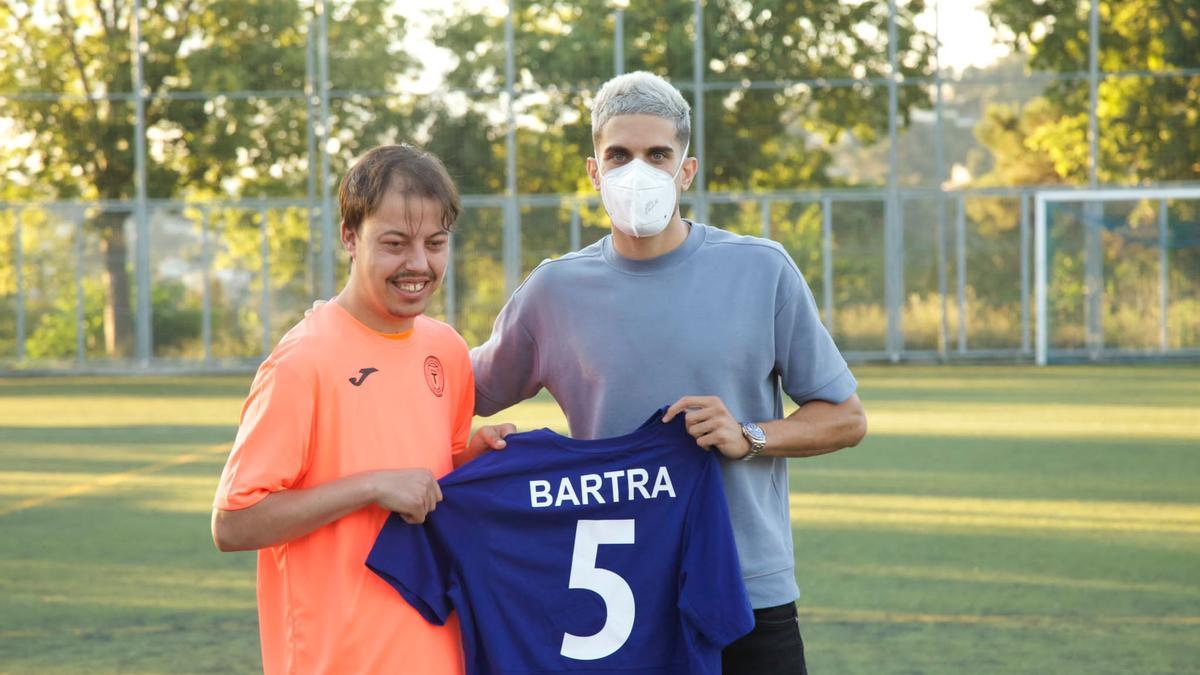 Marc Bartra, embajador de las ligas de fútbol Tiki-Taka de Barcelona