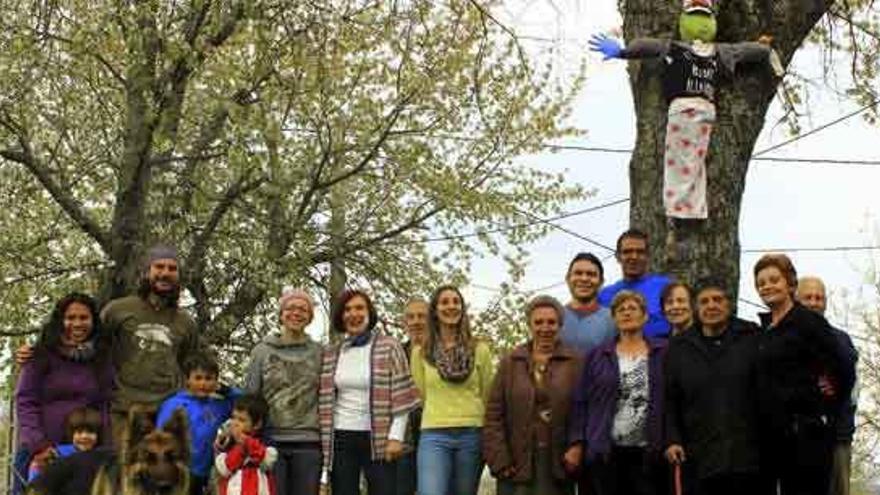 Vecinos de Triufé y Puebla con la maya instalada en el tronco de un árbol.