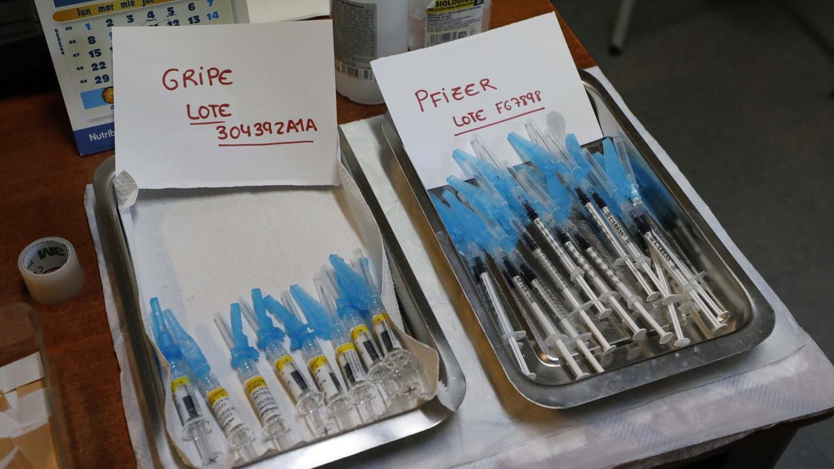 Viales preparados para la doble vacunación de la tercera dosis de covid y de gripe el año pasado.