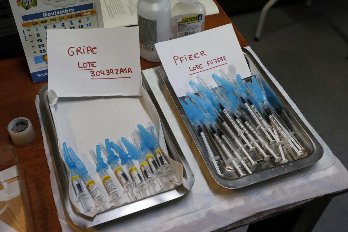 Viales preparados para la doble vacunación de la tercera dosis de covid y de gripe el año pasado.