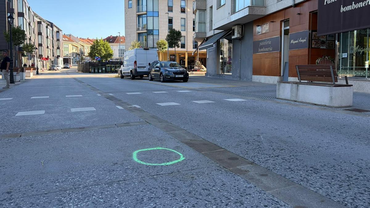 Un círculo verde pintado en la calzada indica el lugar en el que se produjo el atropello mortal intencionado de Bertamiráns.