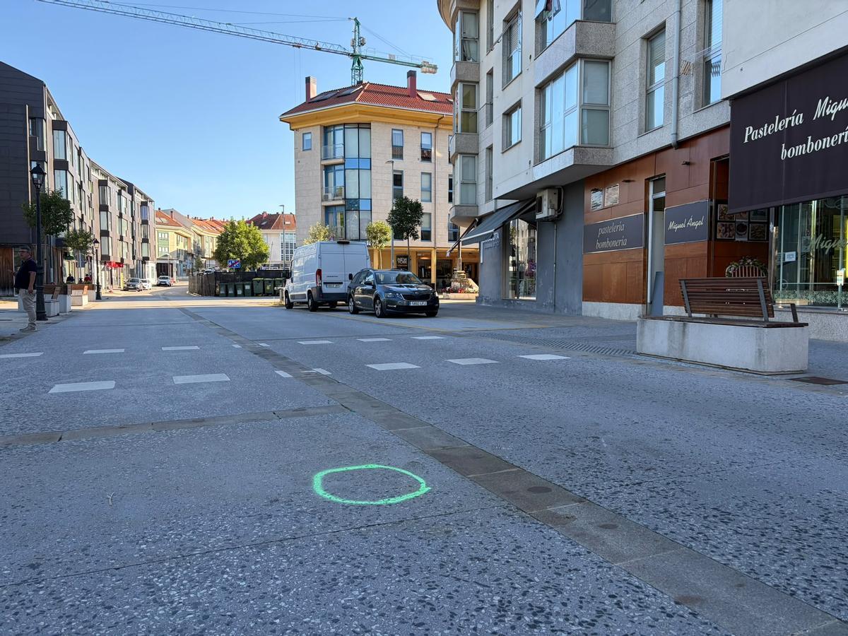 Un círculo verde pintado en la calzada indica el lugar en el que se produjo el atropello mortal intencionado de Bertamiráns.