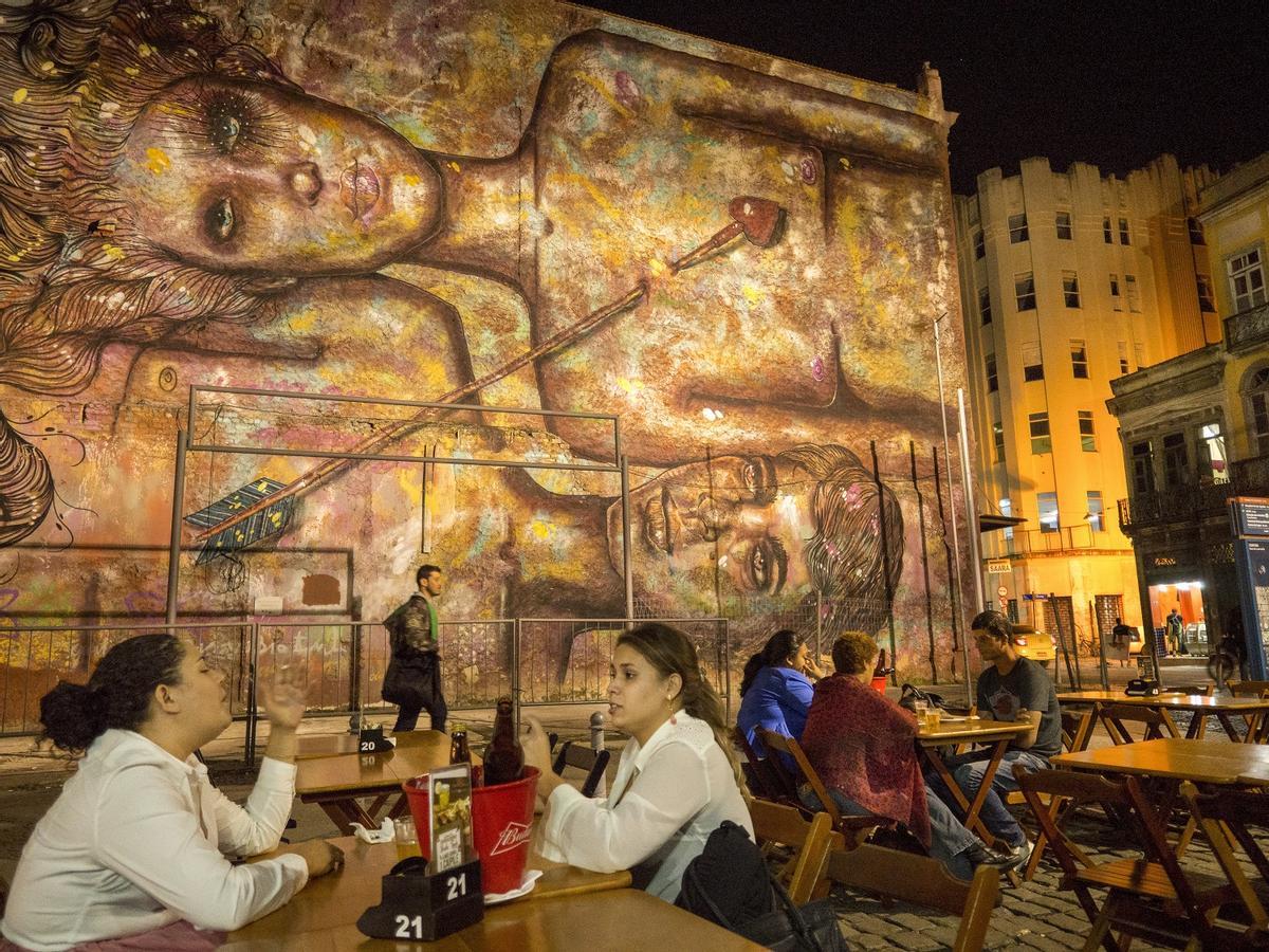 Tomando algo en uno de los bares de Rua do Lavradio, Río de Janeiro.