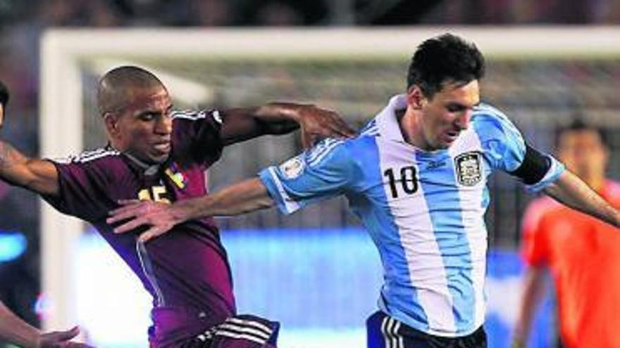 Messi, perseguido por el venezolano Rómulo Otero. // Reuters